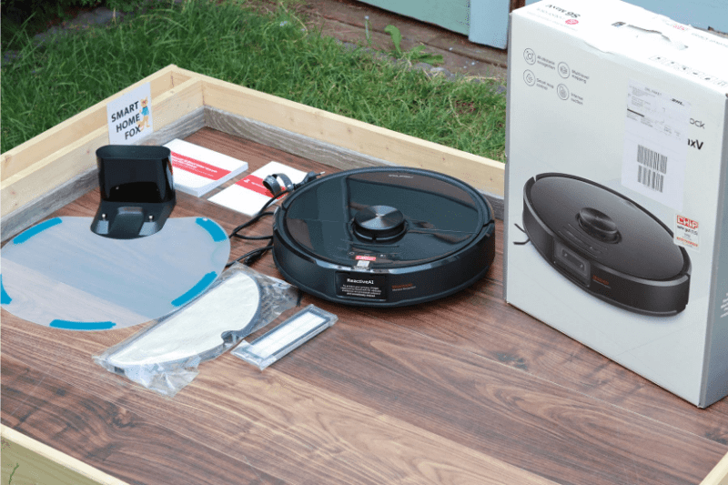 Полный комплект поставки Roborock S6 MaxV находится на полу